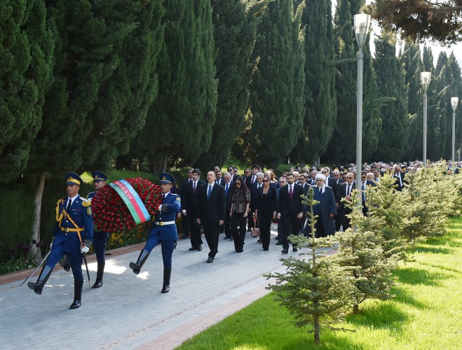 Prezident İlham Əliyev və xanımı ümummilli lider Heydər Əliyevin məzarını ziyarət ediblər (ƏLAVƏ OLUNUB) (FOTO)