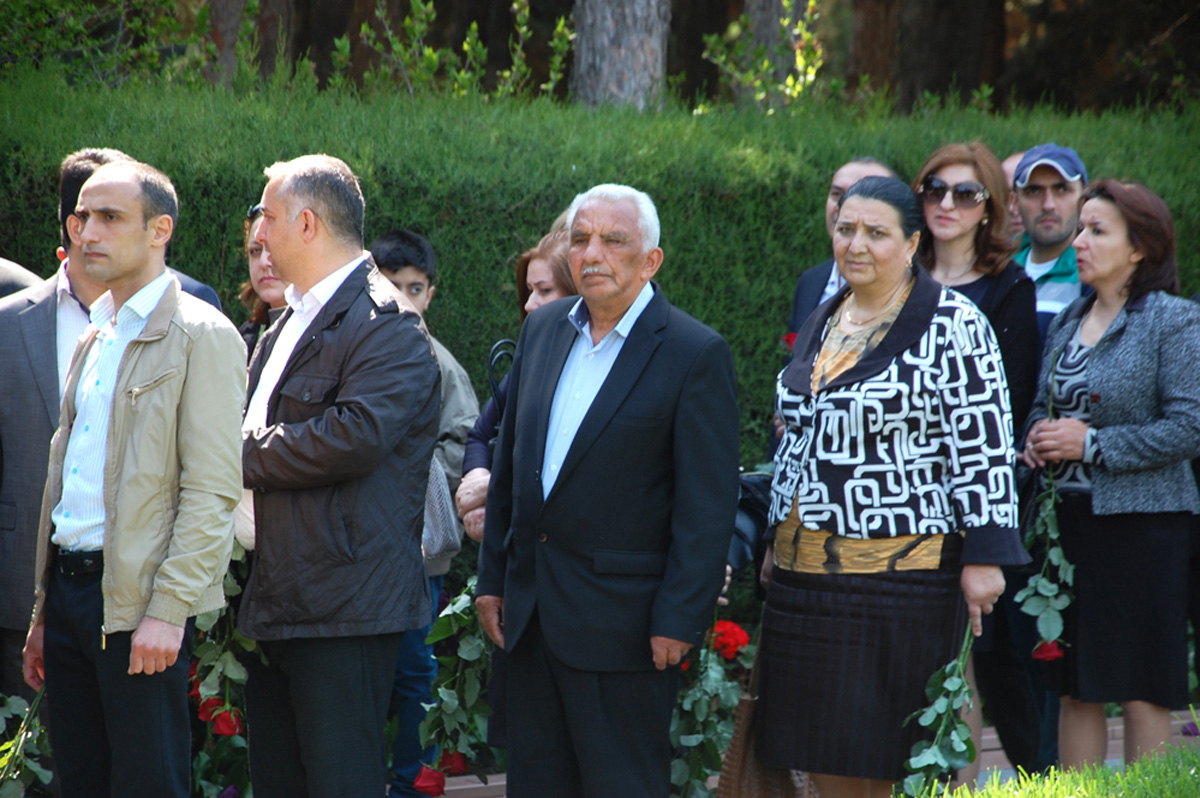 Azerbaijanis mark 92nd birthday anniversary of national leader Heydar Aliyev