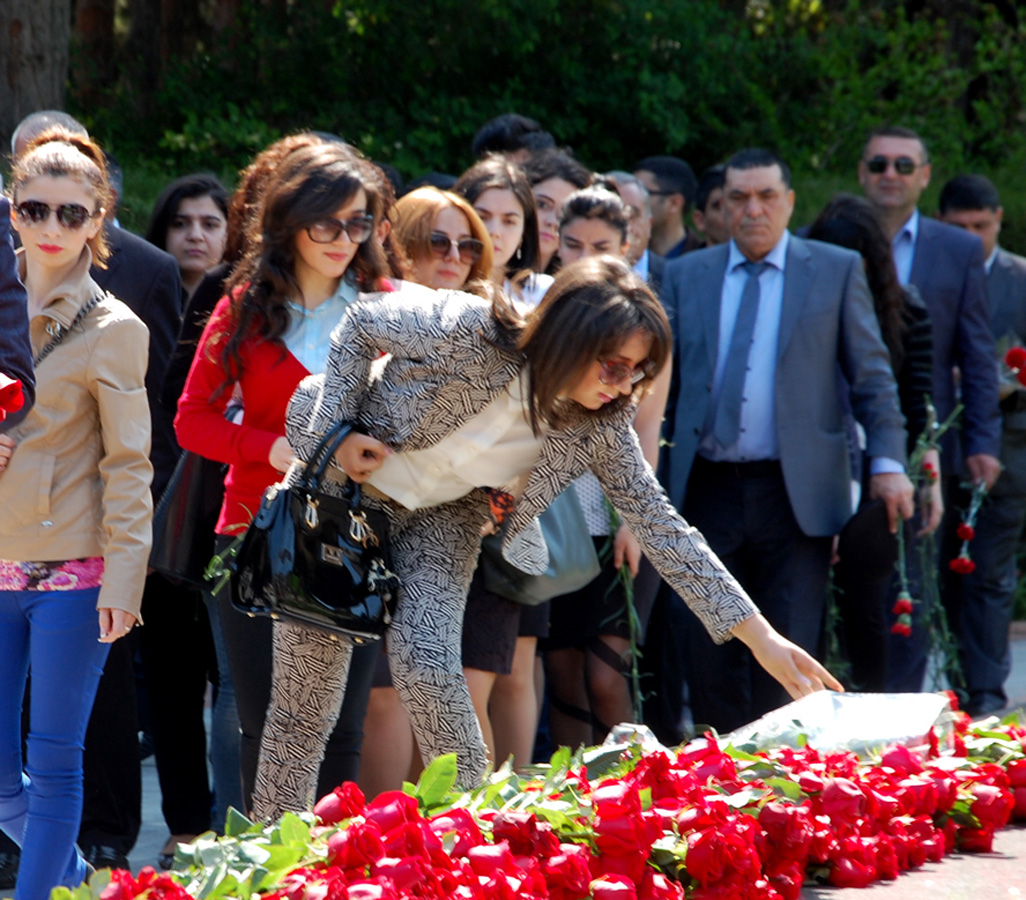 Azerbaijanis mark 92nd birthday anniversary of national leader Heydar Aliyev