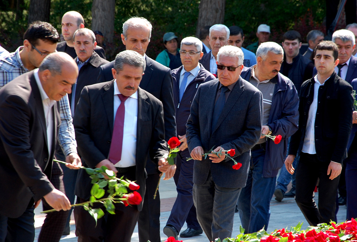 Azerbaijanis mark 92nd birthday anniversary of national leader Heydar Aliyev