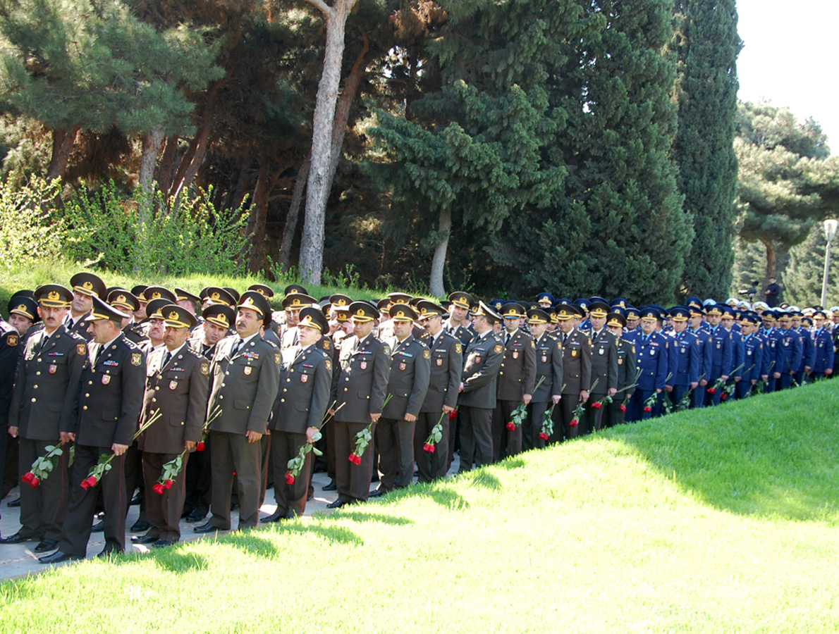 Общественность Азербайджана отмечает 92-ю годовщину со дня рождения общенационального лидера Гейдара Алиева (ФОТО)
