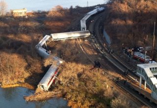 В Словакии при столкновении пассажирского поезда и локомотива пострадали 35 человек