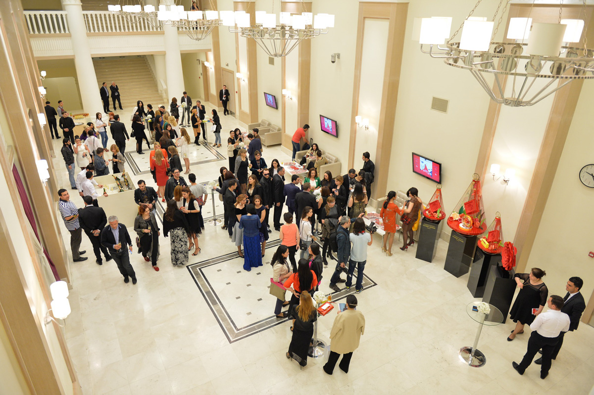 Бакинцы заглянули за кулисы Дома моды Dior вместе с Шэрон Стоун (ФОТО)