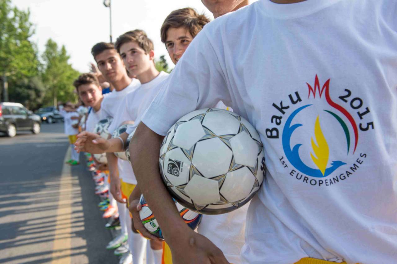Futbolçular I Avropa Oyunları ilə bağlı fləşmob keçiriblər (FOTO) (VİDEO)