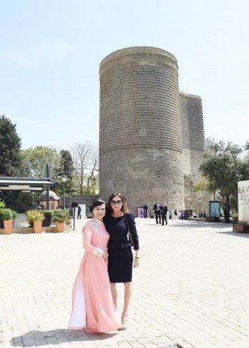 Azerbaijani, Vietnamese first ladies visit Icherisheher (PHOTO)
