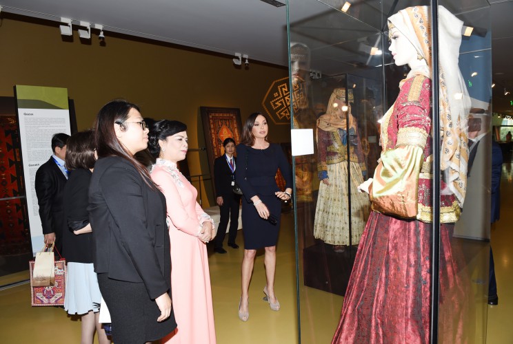 Azerbaijani, Vietnamese first ladies tour Azerbaijan Carpet Museum (PHOTO)