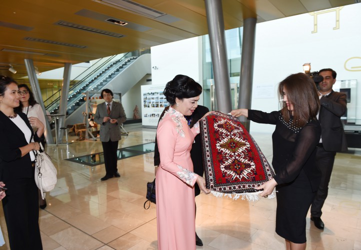 Azerbaijani, Vietnamese first ladies tour Azerbaijan Carpet Museum (PHOTO)