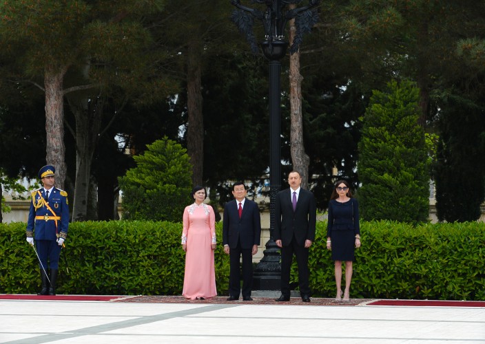 Official welcoming ceremony for Vietnamese president held in Baku (PHOTO)