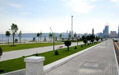 Baku White City: walking along the boulevard (PHOTO)