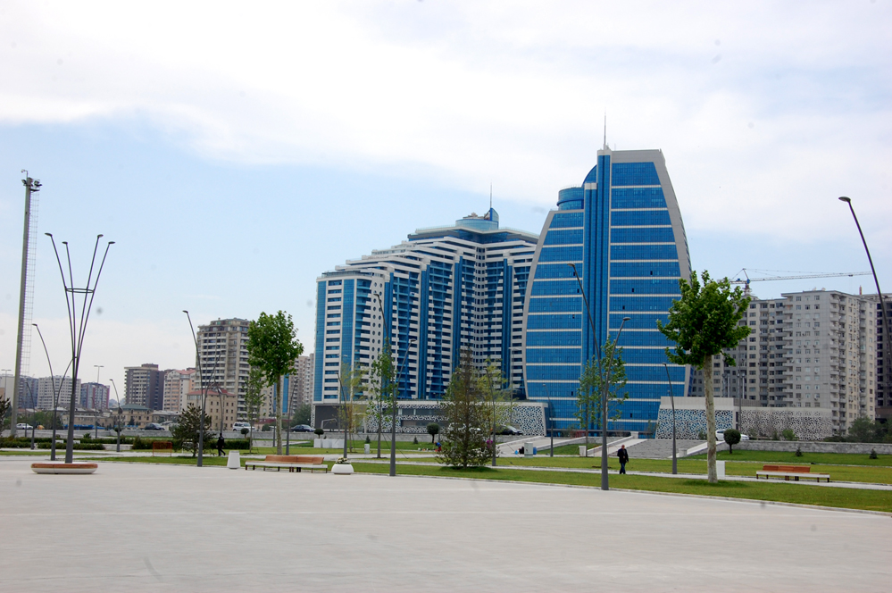 Baku White City: walking along the boulevard (PHOTO)