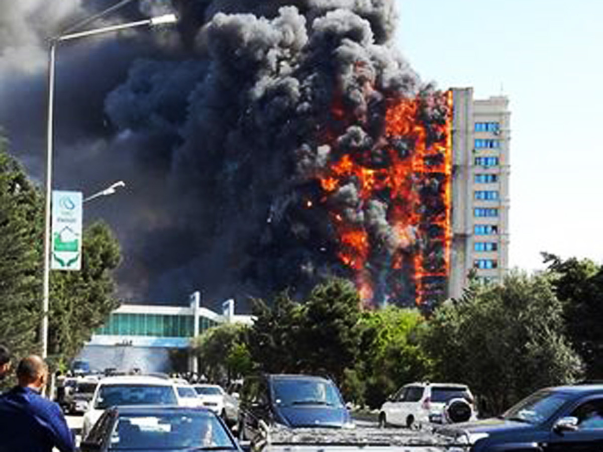 Massive fire erupts in residential building in Baku (UPDATE) (PHOTO,VIDEO)