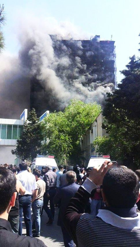 Massive fire erupts in residential building in Baku (UPDATE) (PHOTO,VIDEO)