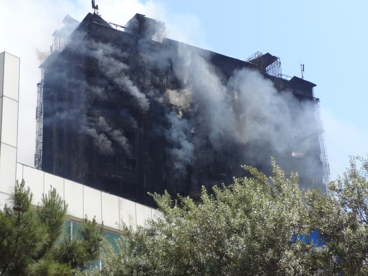 На суде по делу о пожаре в многоэтажном доме в Баку началось исследование документов
