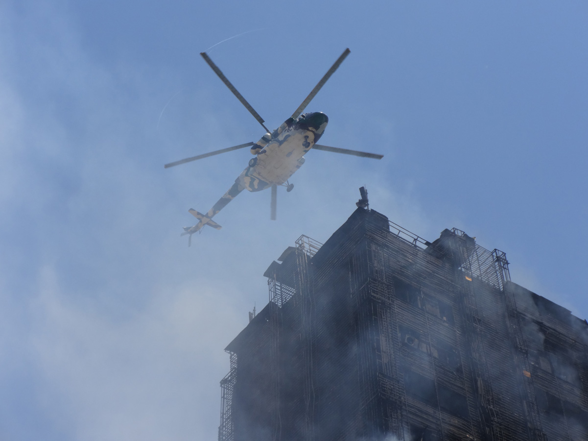 Число жертв в результате пожара в многоэтажке в Баку достигло 16 (версия 12) (ФОТО, ВИДЕО)