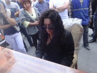 Эльза Сейидджахан во дворе cгоревшего дома исполнила классические произведения (ФОТО)