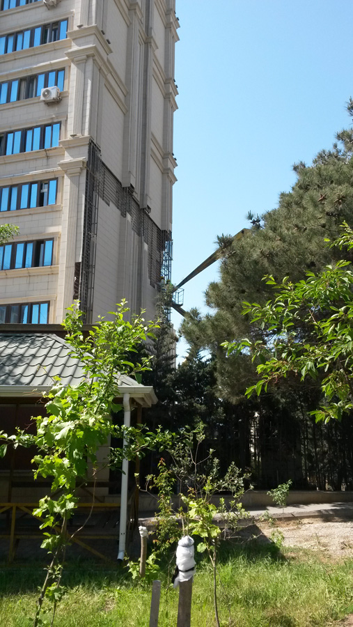 Binəqədi rayonunda yerləşən binaların üzlüklərinin sökülməsinə başlanılıb (FOTO)