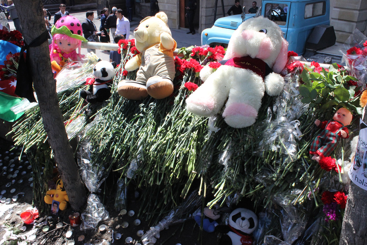 Гвоздики, свечи, игрушки, молитвы…- в Баку чтят память погибших во время пожара (ФОТО)