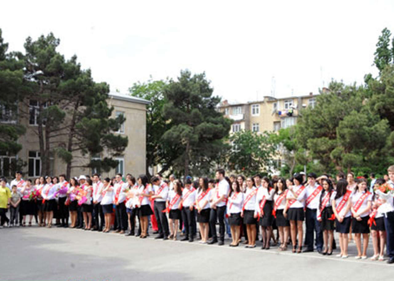 В Азербайджане "Последний звонок" пройдет на территориях самих школ