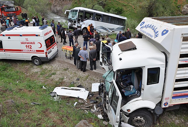 В Турции автобус столкнулся с грузовиком: 2 погибших