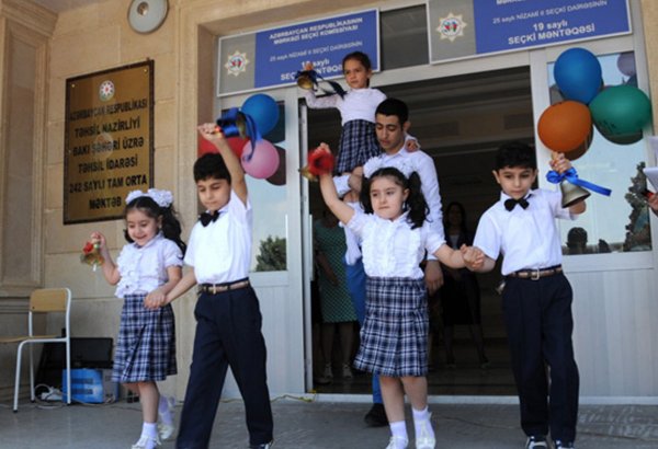В средних школах Азербайджана прозвенит "Последний звонок"