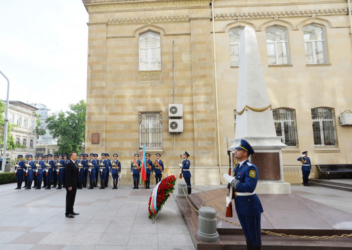 Prezident İlham Əliyev Bakıda Azərbaycan Xalq Cümhuriyyətinin şərəfinə ucaldılmış abidəni ziyarət edib (FOTO)