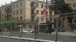 На дорогах Баку устанавливаются бетонные ограждения (ФОТО)