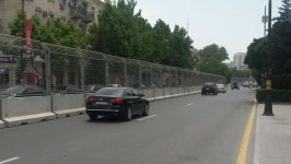 На дорогах Баку устанавливаются бетонные ограждения (ФОТО)