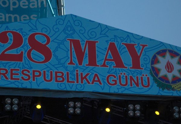 Milli Parkda Respublika Günü münasibətilə möhtəşəm bayram konserti və atəşfəşanlıq olub (FOTO)