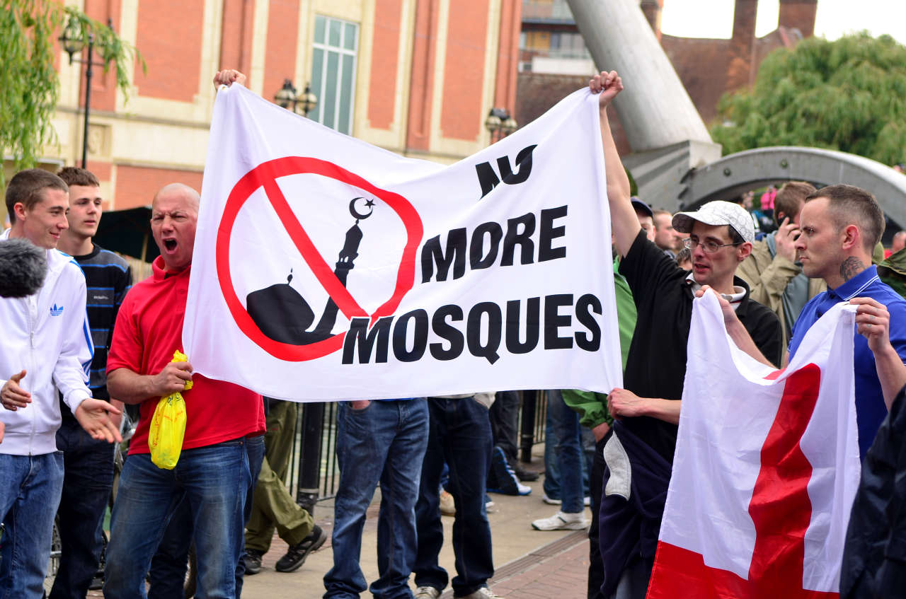 Crowds gather for anti-Islam demonstration outside Phoenix mosque