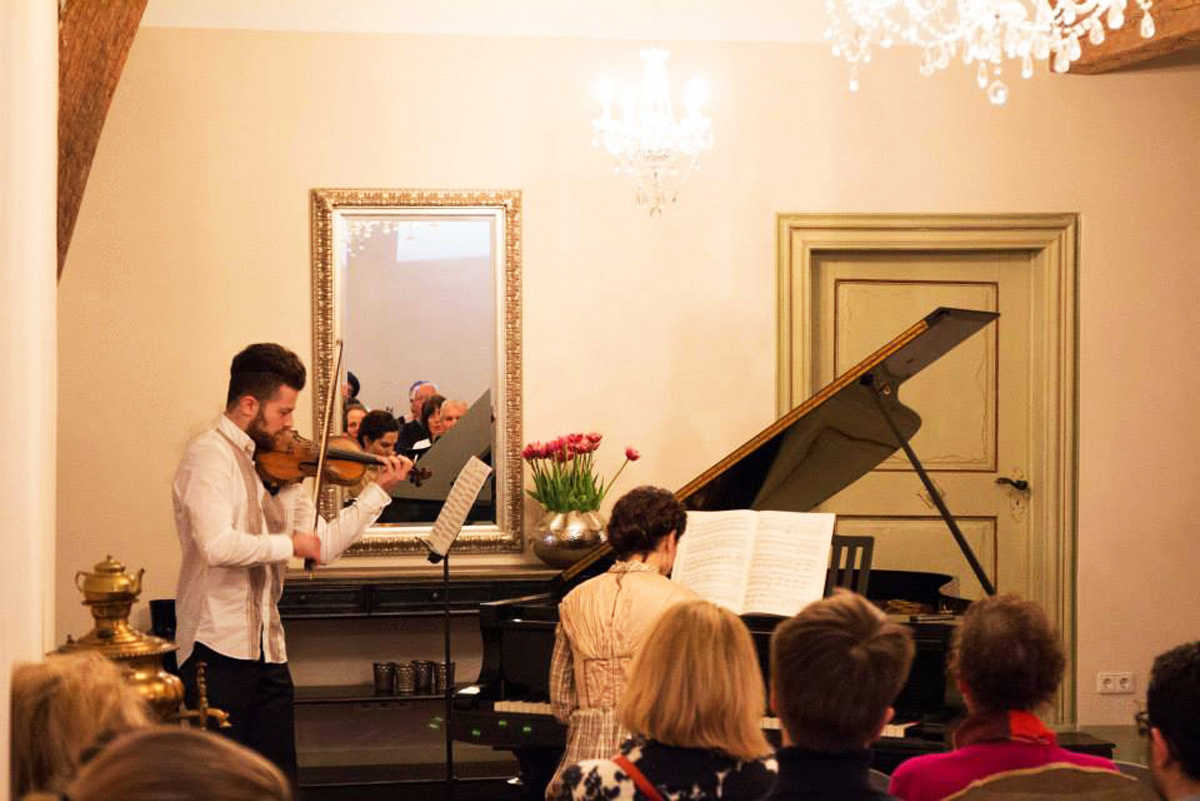 Азербайджанский скрипач представил необычную постановку в Германии (ФОТО)