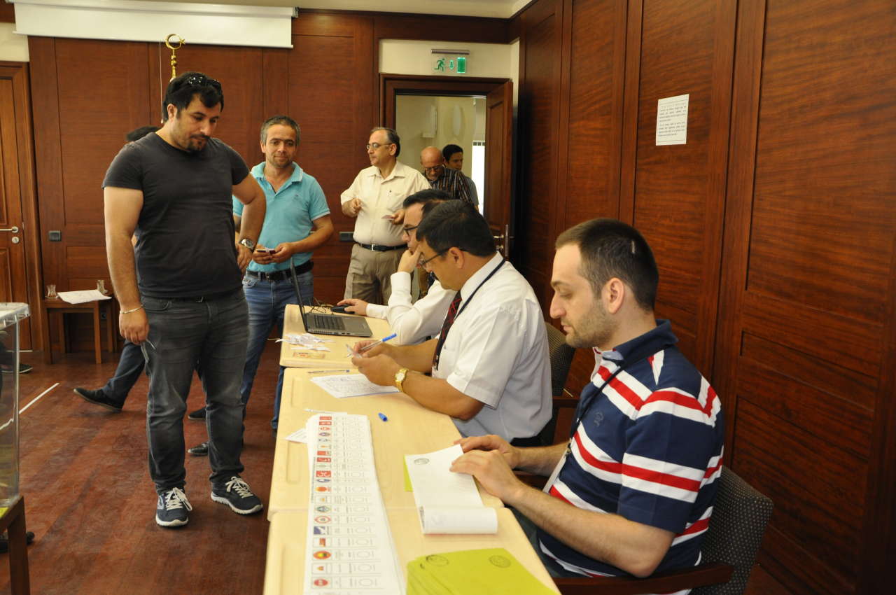 Голосование на парламентских выборах в посольстве Турции в Азербайджане идет активно - посол (ФОТО)