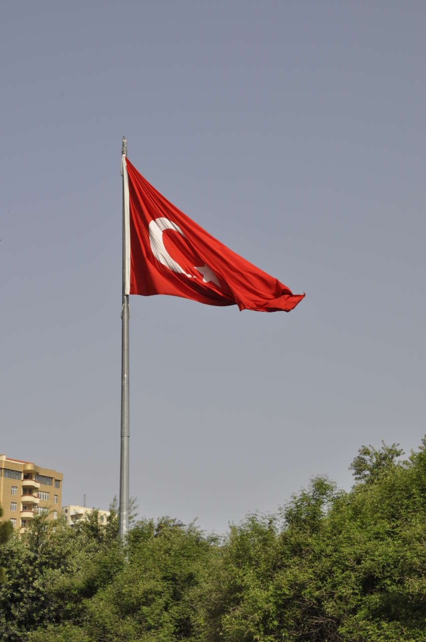 Azərbaycanda Türkiyə vətəndaşları parlament seçkilərində səs verməyə başlayıb (FOTO)