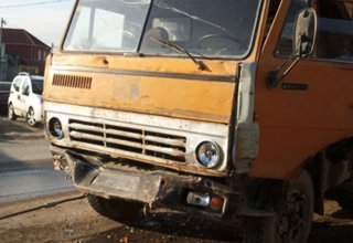 Ələtdə “KamAZ” yol ayırıcısına çırpıldı, sürücü öldü
