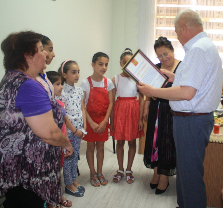 Сотрудники Российского центра навестили в Баку воспитанников детского дома (ФОТО)