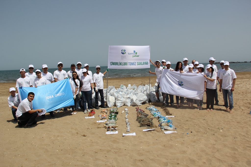 IDEA провела акцию по очистке на одном из бакинских пляжей (ФОТО)
