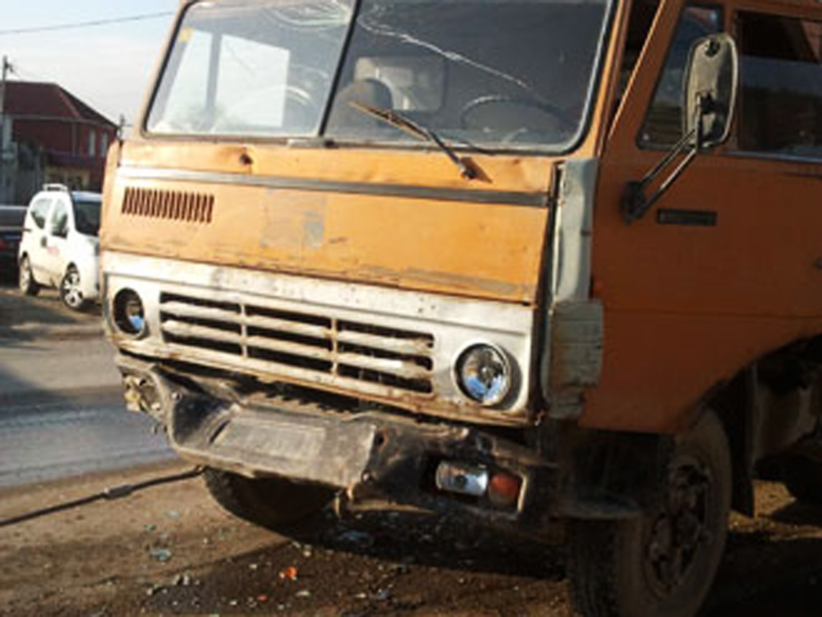 Şirvanda mikroavtobusun "KAMAZ"la toqquşması nəticəsində 6 nəfər xəstəxanaya yerləşdirilib