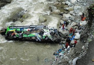 В Непале 18 человек погибли после падения автобуса с обрыва