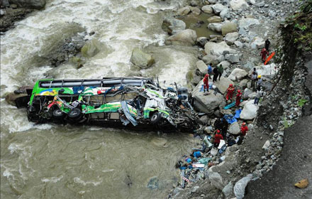 В Перу автобус с туристами упал в реку