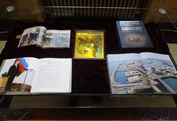 Bolqarıstan kitabxanasına hədiyyə edilmiş Azərbaycan haqqında kitablardan ibarət sərgi keçirilib (FOTO)