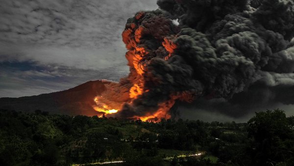 Тысячи людей эвакуированы из-за извержения вулкана в Индонезии