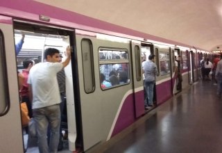 Bakı metrosunda qatar tüstülənib