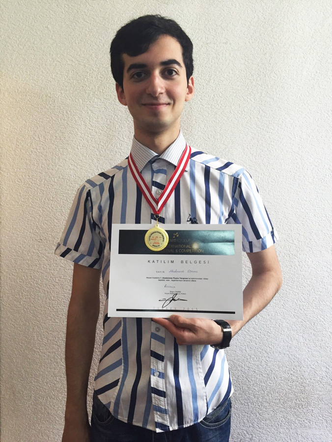 Азербайджанский пианист завоевал золотую медаль в Турции (ФОТО)