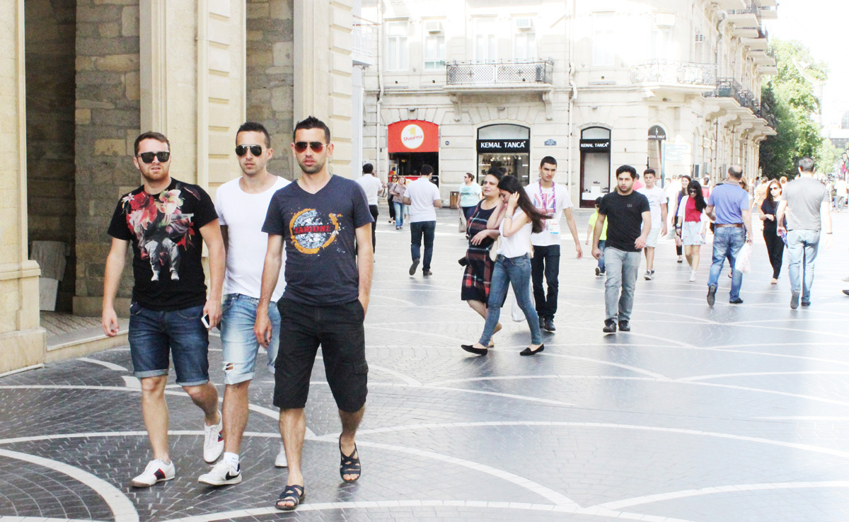 Массовый наплыв туристов в Баку в преддверии Евроигр (ФОТО)