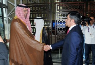 Принц Саудовской Аравии прибыл в Баку