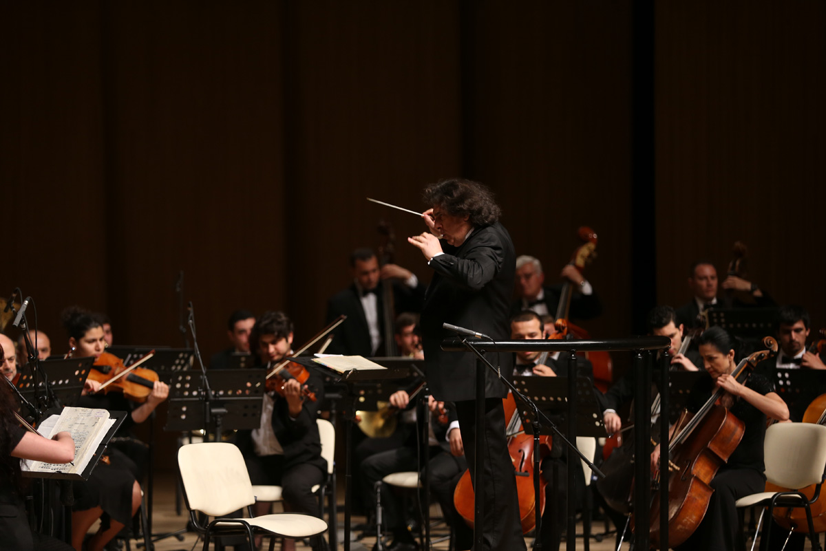 В Центре Гейдара Алиева в Баку состоялся вечер классической музыки с участием юного скрипача Эльвина Ганиева