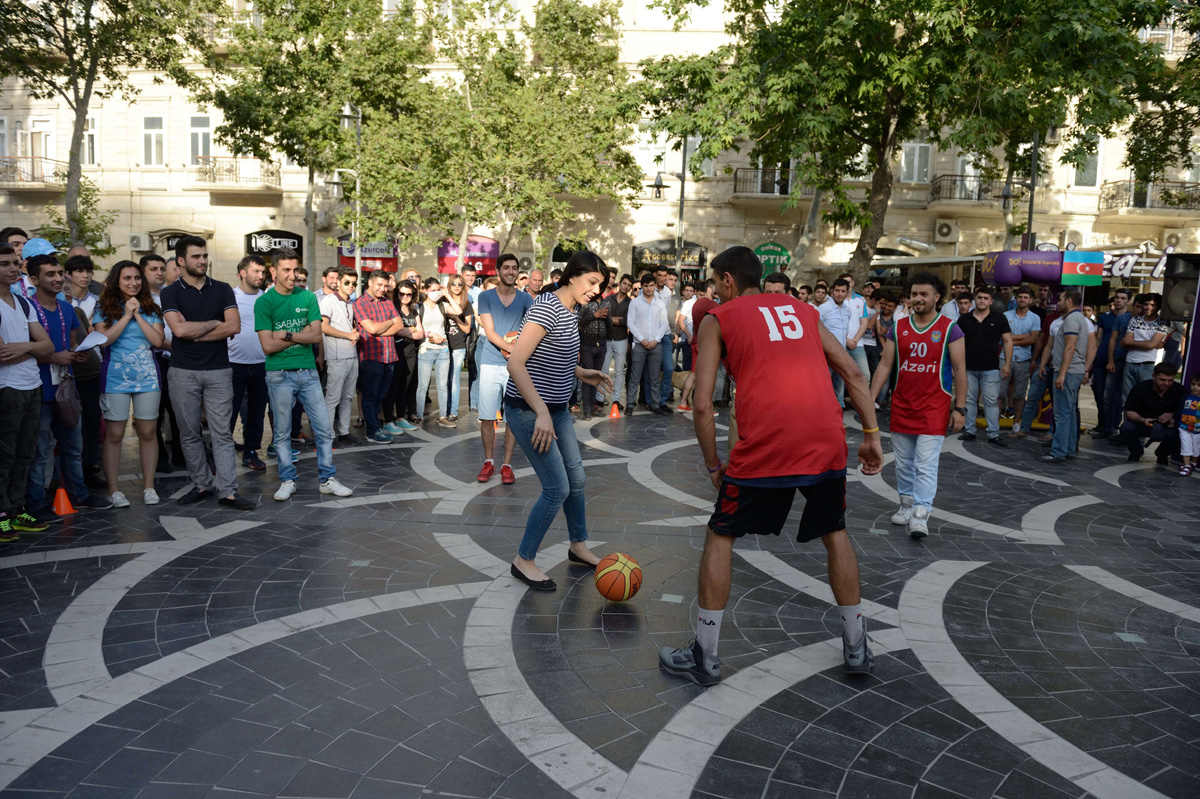 Şəhər sakinləri basketbol və boks oynadı(FOTO)