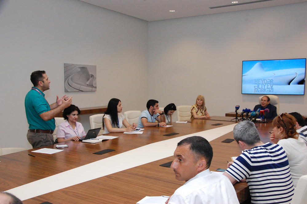 В Центре Гейдара Алиева прошла встреча с легендарным Робером Оссейном: "Когда говорю про Азербайджан, на глаза наворачиваются слезы"  (ФОТО)