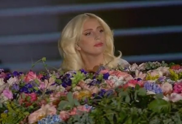 Lady Gaga Avropa Oyunlarının açılışında "Imagine" mahnısını ifa edib (VİDEO)