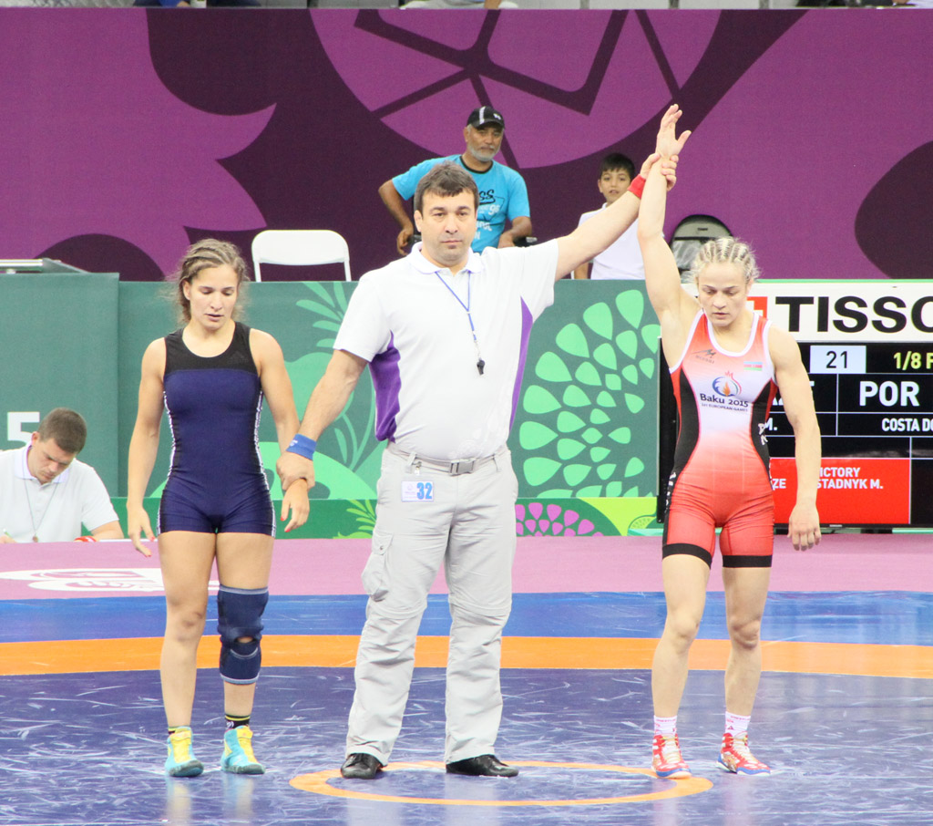Две азербайджанские спортсменки вышли в четвертьфинал соревнований по борьбе (версия 2)