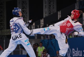 Azerbaijani female taekwondo fighter in semifinals at Rio 2016